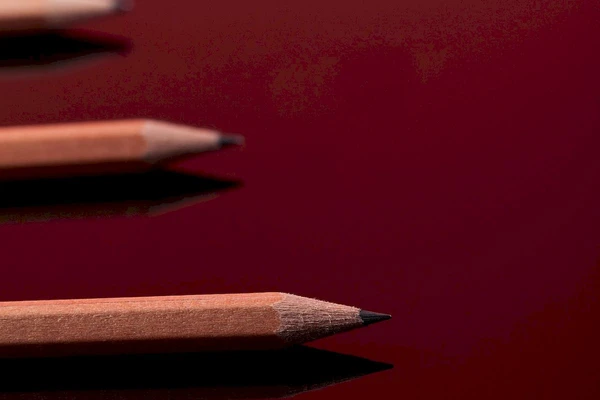 grafika ilustracyjna - trzy ołówki na stole