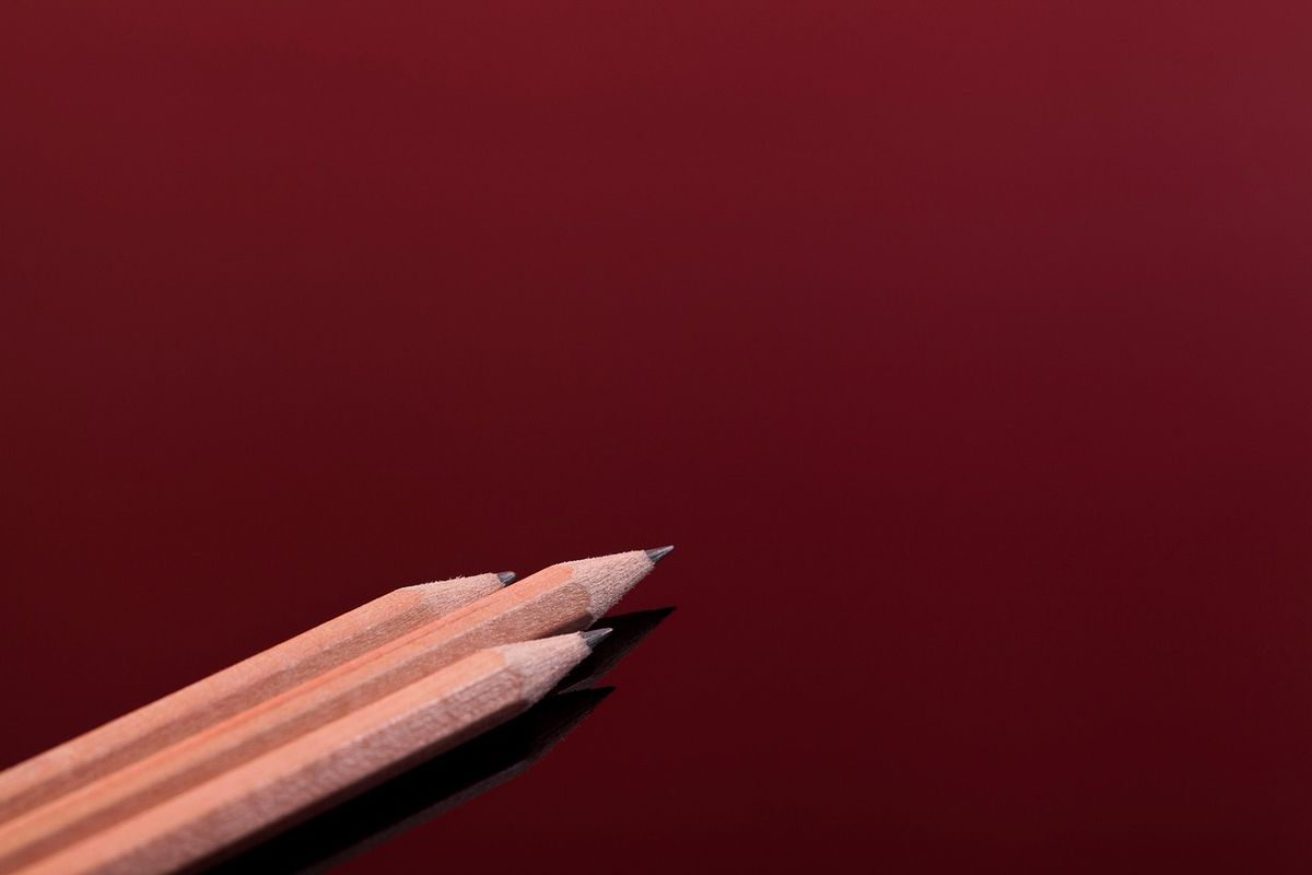 grafika ilustracyjna - ołówki na stole