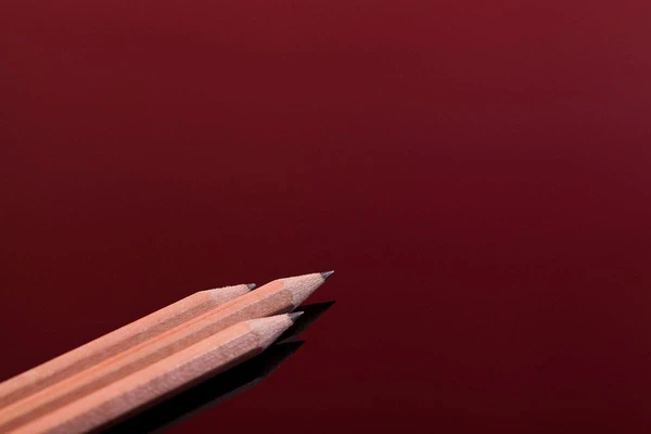 grafika ilustracyjna - ołówki na stole