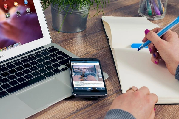 grafika ilustracyjna - laptop i telefon na biurku